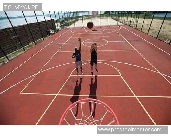 镜头捕捉：篮球八卦赛场小动作引发热议