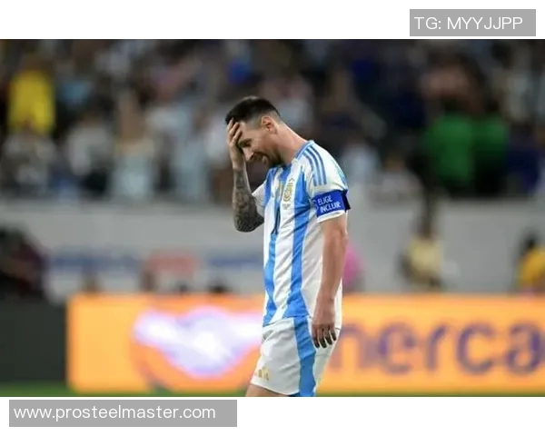 镜头捕捉：梅西赛场小动作引发热议